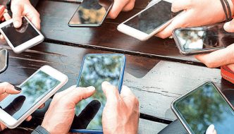 Recomandări de smartphone compact mid și high end